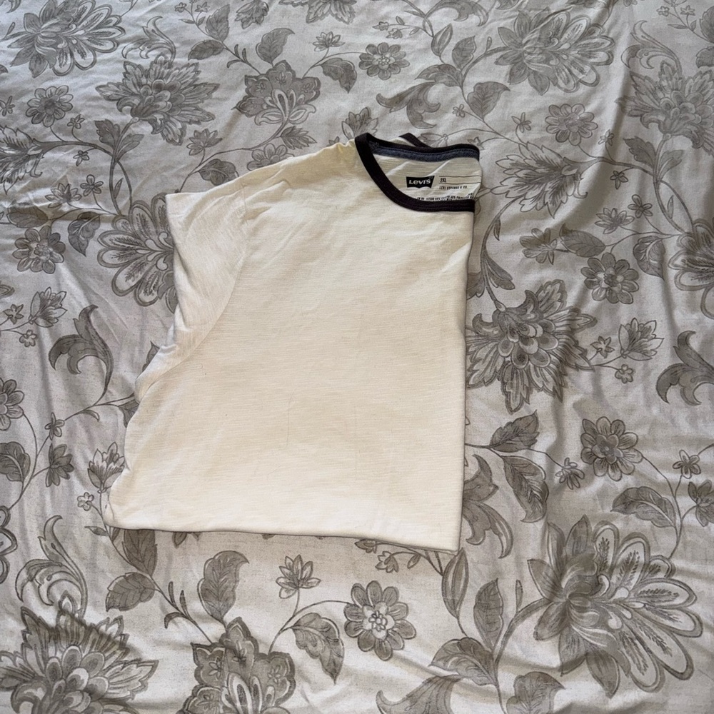 Levi's Cream T-Shirt with Black Trim